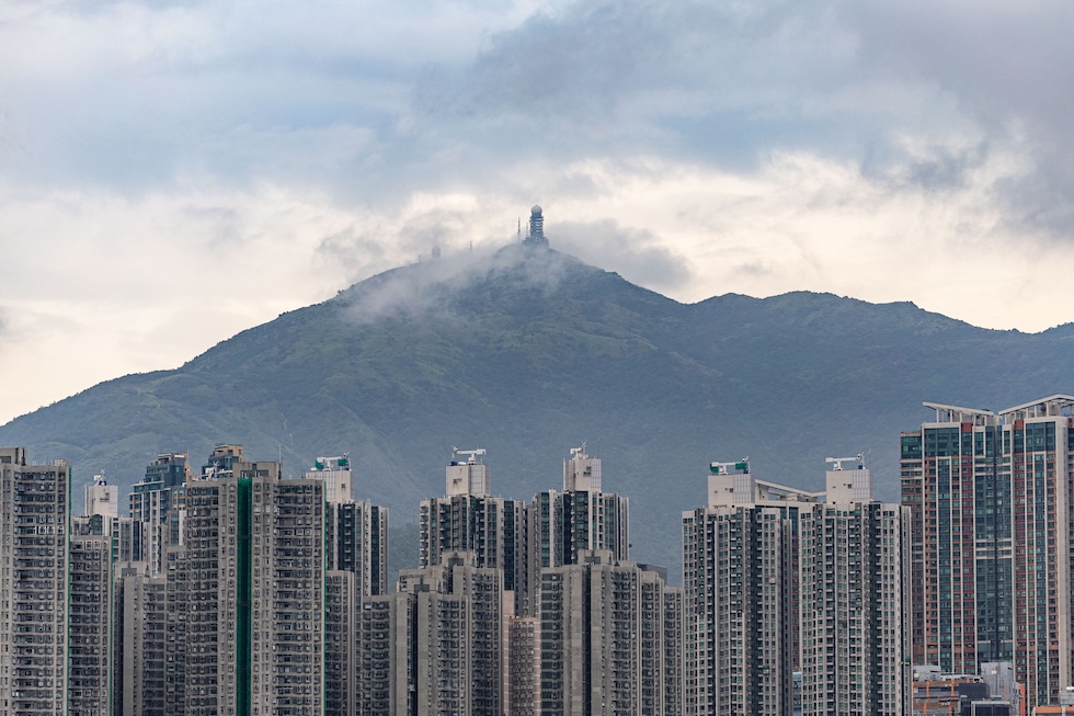Il Tai Mo Shan, la montagna più alta di Hong Kong, fotografata dall'isola Tsing Yi (James Modesto/ZUMA/Ansa)