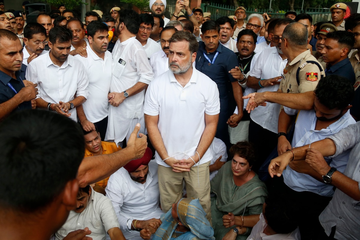In India il leader dell’opposizione Rahul Gandhi è stato arrestato durante una manifestazione, e poi rilasciato