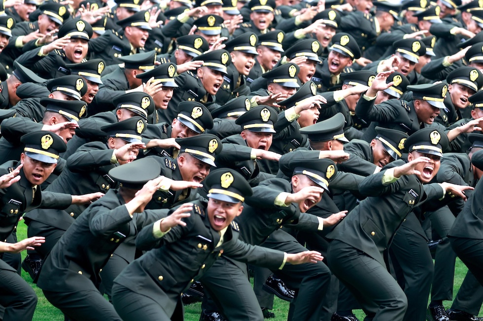 Ufficiali militari neodiplomati all’accademia militare si esibiscono durante la cerimonia di insediamento al palazzo presidenziale (EPA/MAST IRHAM via Ansa)