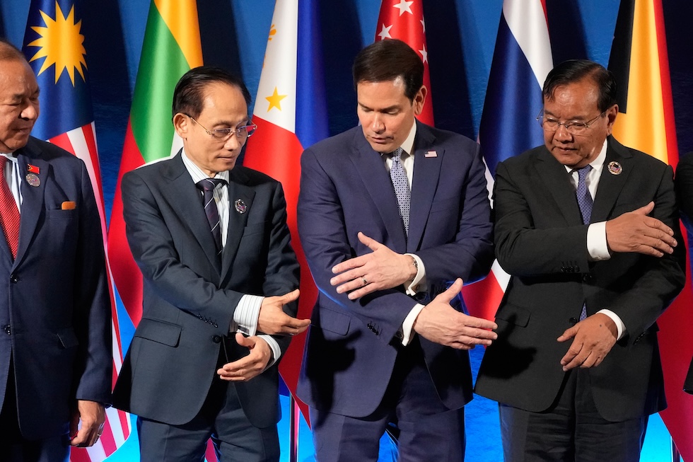 Da sinistra: il ministro degli Esteri di Timor Est Bendito dos Santos Freitas, il ministro degli Esteri del Vietnam Le Hoai Trung, il segretario di Stato americano Marco Rubio e il ministro degli Esteri della Cambogia Prak Sokhonn si stringono la mano durante una conferenza tra gli Stati Uniti e l’Associazione delle Nazioni del Sud-est asiatico (ASEAN), a margine della riunione dei ministri degli Esteri dell’ASEAN (AP Photo/Aaron Favila)