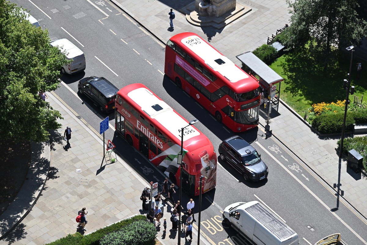Il nuovo governo britannico limiterà a 2 sterline il prezzo dei biglietti dei bus in Inghilterra