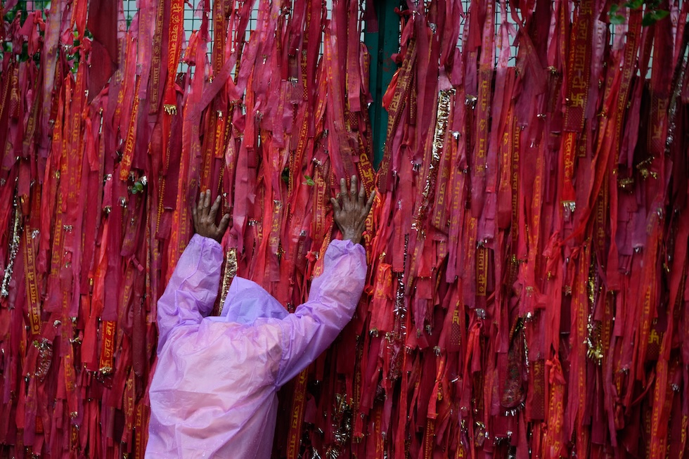 Un devoto induista si prostra al punto di partenza del pellegrinaggio verso il tempio di Vaishno Devi, la dea madre dell'induismo (AP Photo/Channi Anand)
