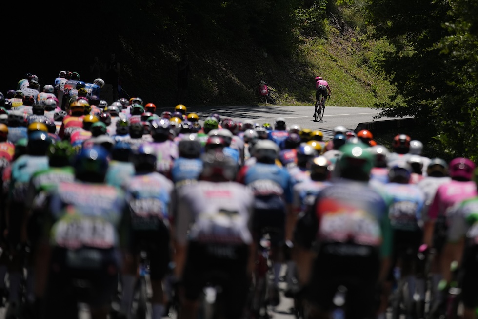 I ciclisti durante la diciassettesima tappa del Tour de France, con partenza da Chambéry e arrivo a Voiron (AP Photo/Mosa'ab Elshamy)
