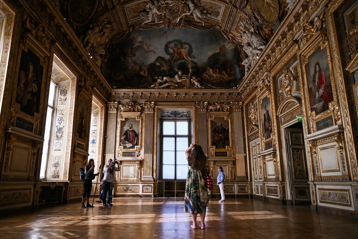 Al Museo del Louvre la Galleria di Apollo ha riaperto nove mesi dopo il famoso furto, ma senza oggetti esposti