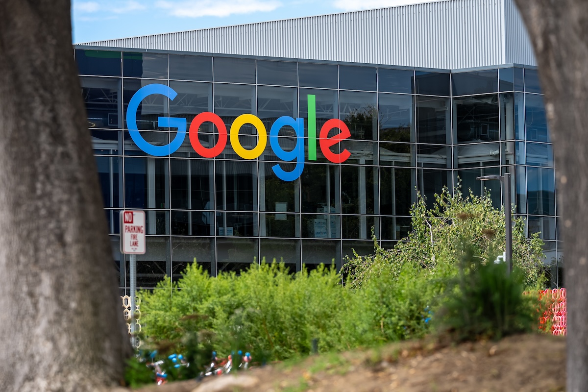 In un anno Alphabet, la società che possiede Google, ha quadruplicato i suoi profitti grazie all’intelligenza artificiale