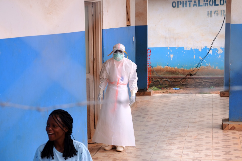 Un operatore sanitario, con indosso dispositivi di protezione individuale, al Centro di trattamento per l'ebola (AP Photo/Dirole Lotsima Dieudonne)
