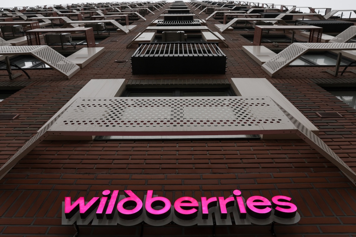 Un'insegna di Wildberries su un palazzo di Mosca 