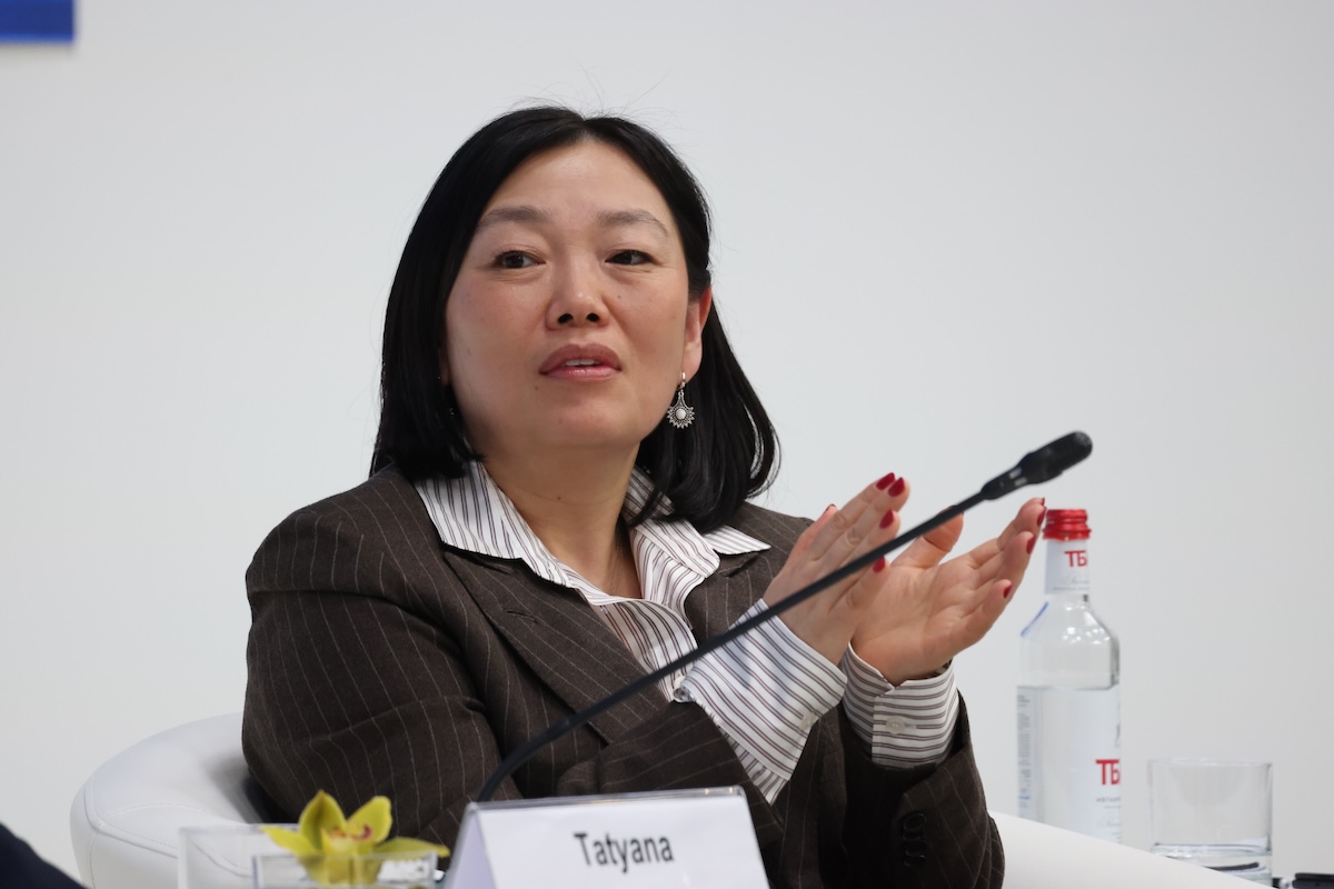 Tatyana Kim applaude durante il Forum economico di San Pietroburgo, il 4 giugno 