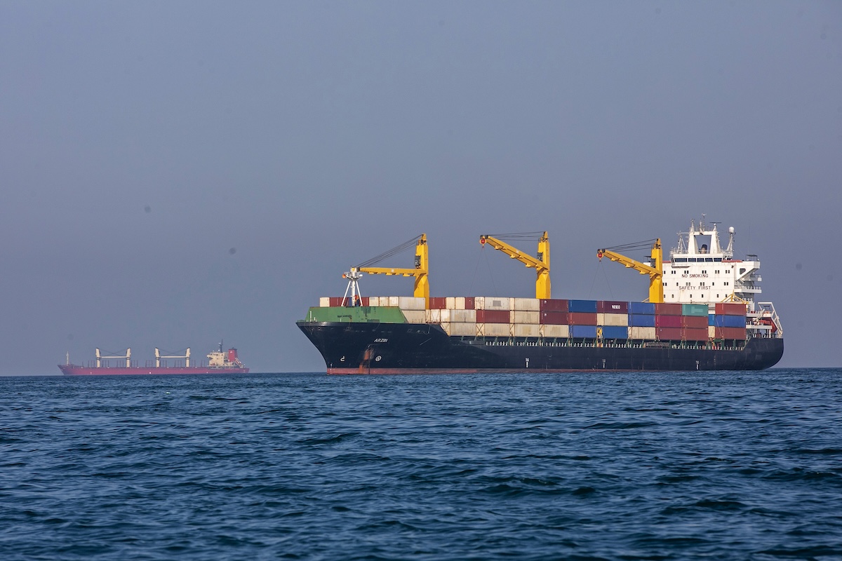 Il governo di Dubai amplierà un porto sul golfo di Oman affinché le navi possano evitare lo stretto di Hormuz