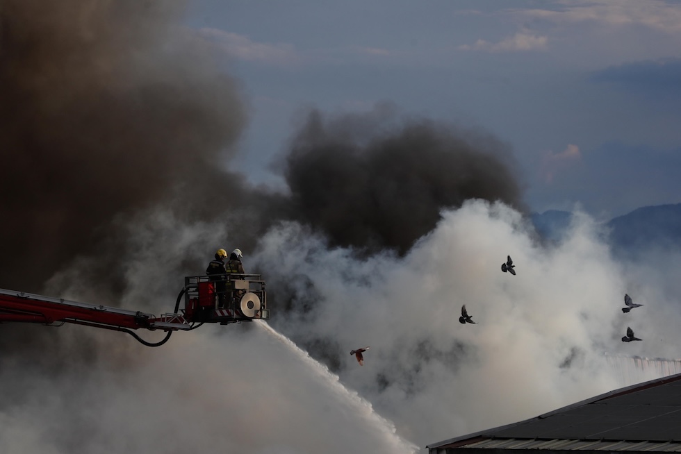 Vigili del fuoco cercano di spegnere un incendio in un'azienda di materie plastiche (EPA/ERNESTO GUZMAN JR via Ansa)