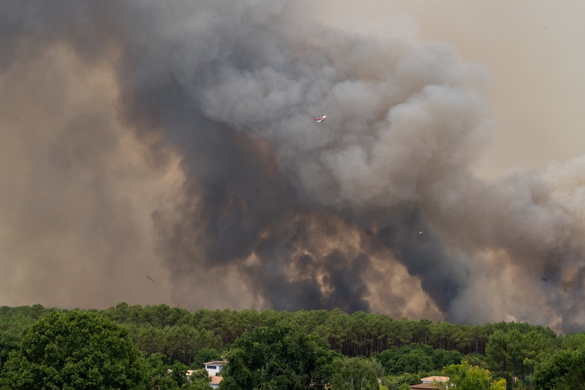 In Francia circa 20mila persone sono state evacuate per un incendio vicino a Bordeaux
