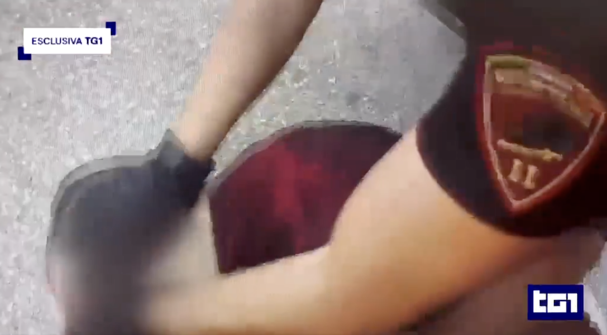 Leggi l'articolo: I primi fotogrammi della bodycam di uno dei poliziotti che hanno immobilizzato Abderrahim Fakir
