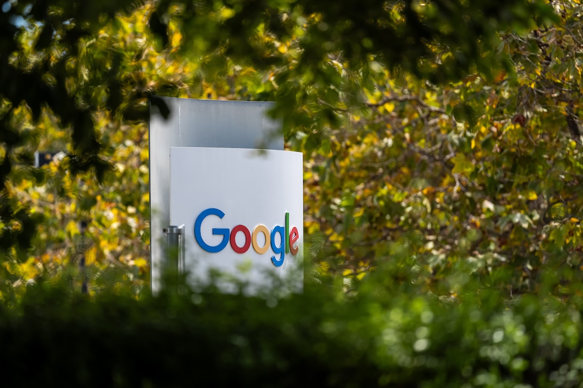 La Commissione europea ha multato Google per 890 milioni di euro per violazione delle norme sulla concorrenza