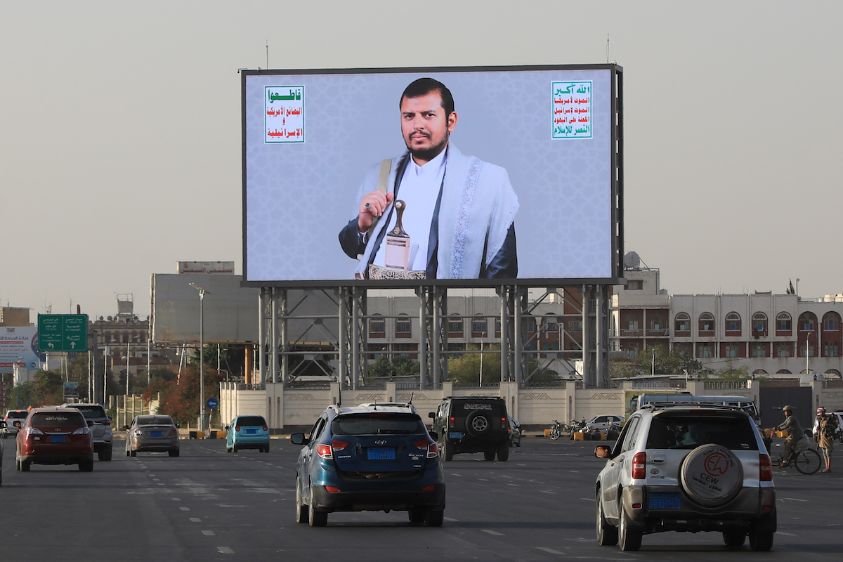 Un cartellone a Sanaa, Yemen, raffigura il leader degli Houthi, Abdul Malik al Houthi. Giugno 2026 (AP Photo/Osamah Abdulrahman)