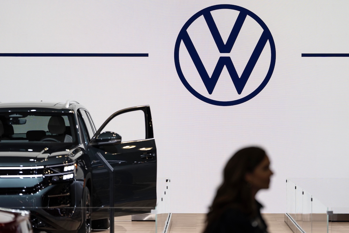 Nel secondo trimestre del 2026 i profitti di Volkswagen sono calati di un terzo, nonostante il piano per tagliare i costi