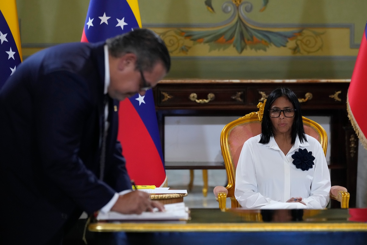 La presidente venezuelana ad interim Delcy Rodríguez osserva un rappresentante dell'azienda statunitense Chevron mentre firma un accordo per espandere le attività in Venezuela, a Caracas lo scorso 13 aprile