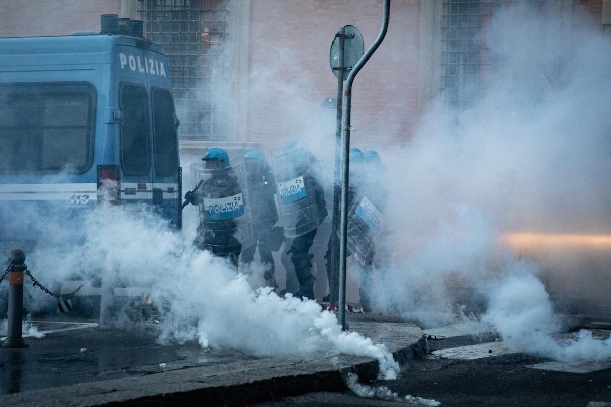 La polizia usa troppi lacrimogeni, e male