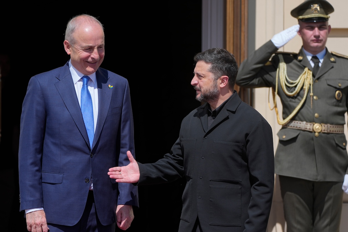 Michéal Martin insieme al presidente dell'Ucraina Volodymyr Zelensky a Kiev, il 23 luglio 2026 (AP/Efrem Lukatsky)