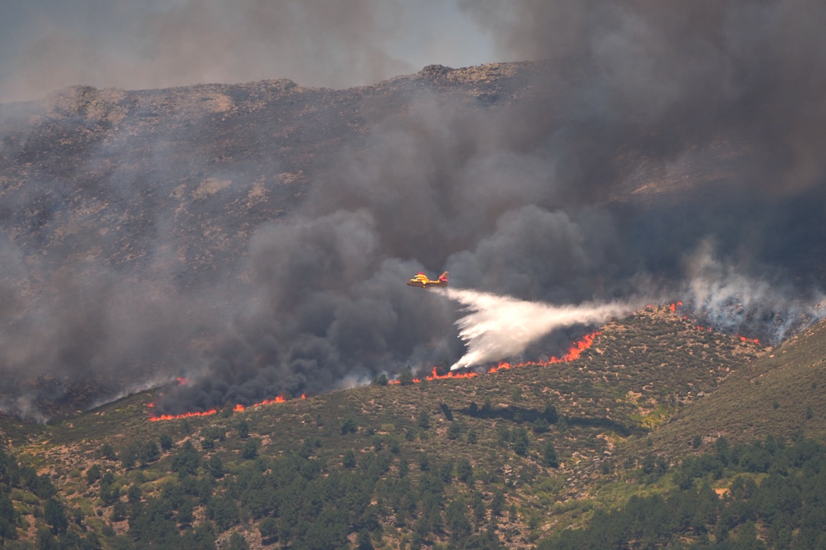 I grossi incendi vicino a Madrid si stanno espandendo