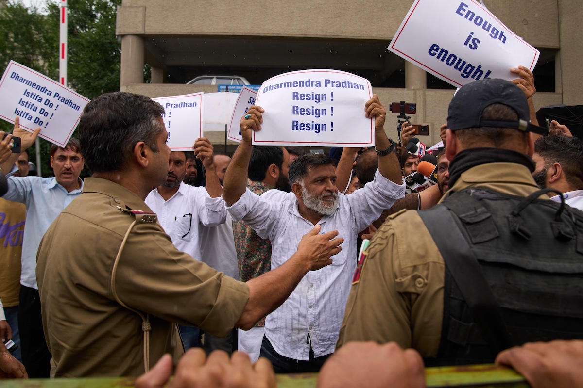 Una protesta dei membri del Partito dell’uomo comune in sostegno del Partito popolare degli scarafaggi, il movimento giovanile che da giorni sta manifestando contro il governo di Narendra Modi (AP Photo/Dar Yasin)