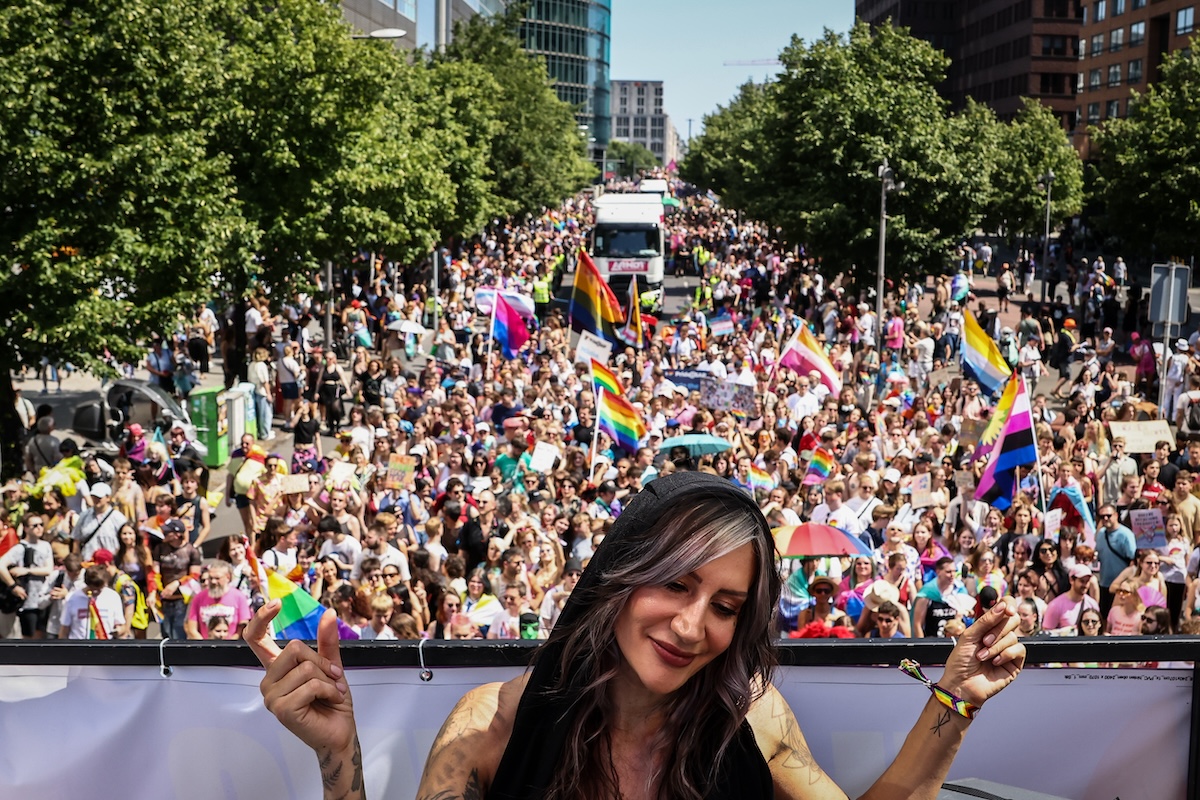 Dj Steff su un carro durante la parata del Pride in difesa dei diritti delle persone LGBTQIA+ (Nadja Wohlleben/Getty Images)