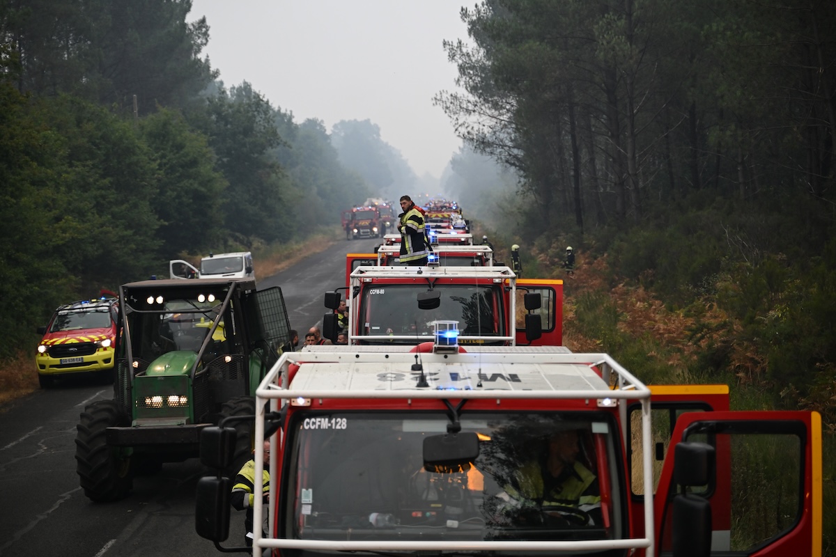 Una fila di mezzi dei vigili del fuoco impegnati nelle operazioni di spegnimento degli incendi boschivi (AP Photo/Emma Da Silva)