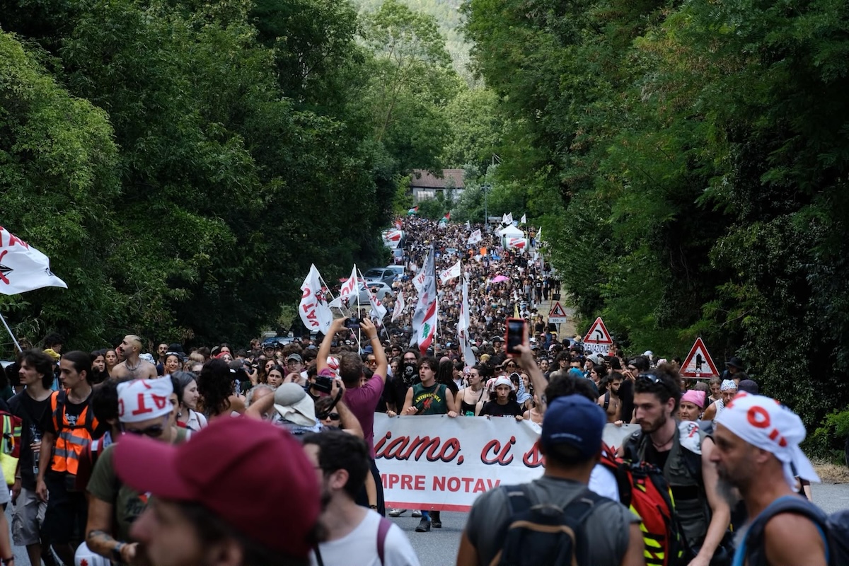 Ci sono stati scontri tra polizia e attivisti al corteo No TAV in Val di Susa, in Piemonte