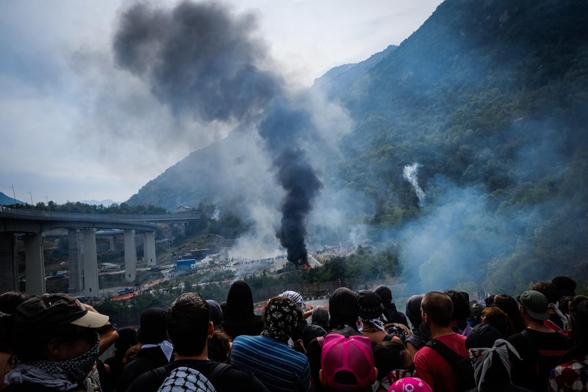 Sono in corso scontri tra polizia e attivisti al corteo No TAV in Val di Susa