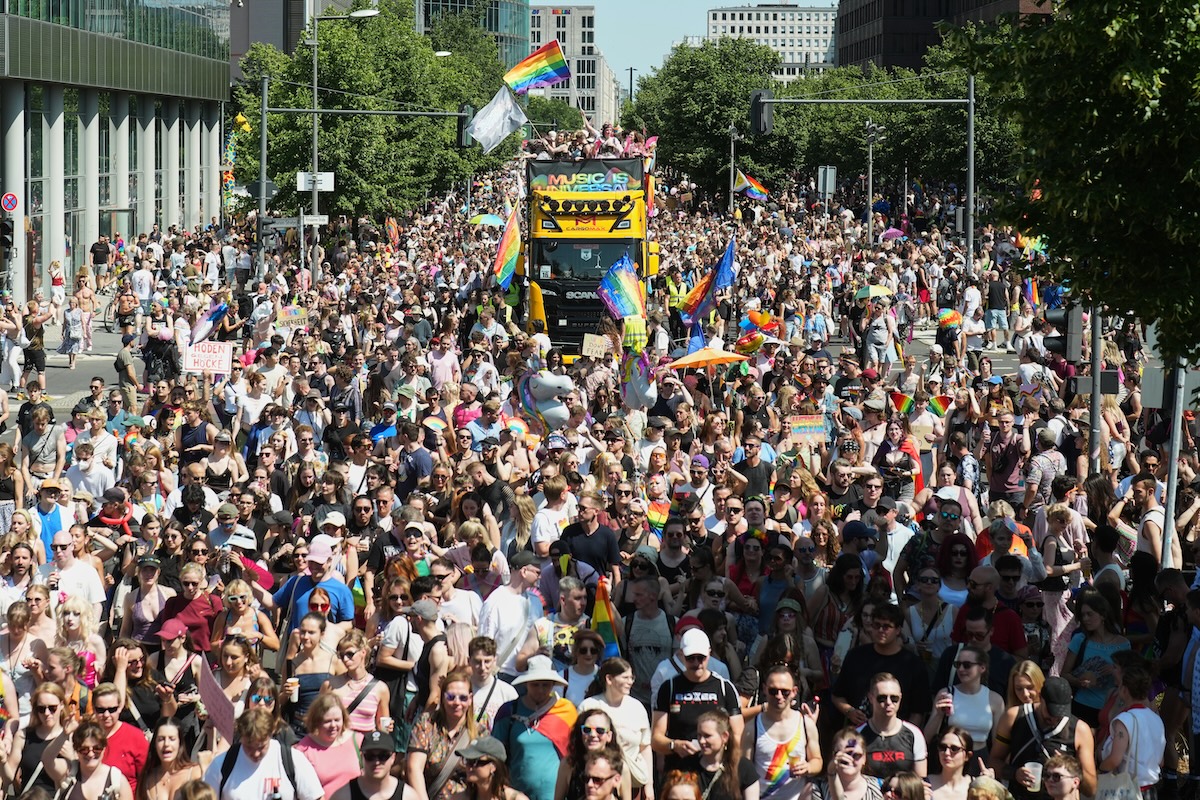 una persona a bordo di un8217auto ha investito la folla al pride di berlino da Ilpost.it una persona a bordo di un8217auto ha investito la folla al pride di berlino