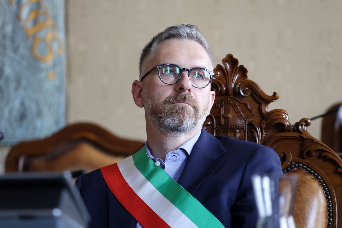 Al sindaco di Bologna Matteo Lepore è stata assegnata la scorta in seguito ai messaggi d’odio ricevuti dopo il corteo per Abderrahim...