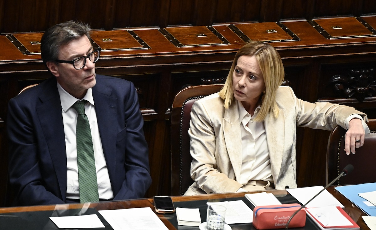 Il governo sta di nuovo pensando di ridurre le accise sui carburanti