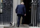 Boris Johnson, di spalle, entra a Doning Street nell'aprile del 2022
