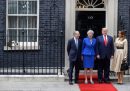 Larry appollaiato a una finestra durante una visita di Donald Trump nel giugno del 2019, quand'era prima ministra Theresa May