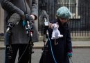 La figlia della regista iranino-britannica Nazanin Zaghari-Ratcliffe con un peluche di Larry, durante una campagna per la liberazione della madre quand'era incarcerata in Iran, nel gennaio del 2020