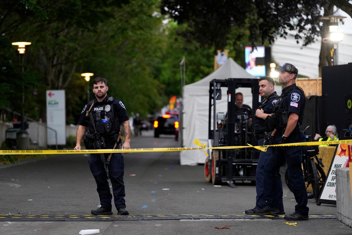 Almeno due persone sono state uccise con colpi d’arma da fuoco a un festival nel centro di Seattle, negli Stati Uniti