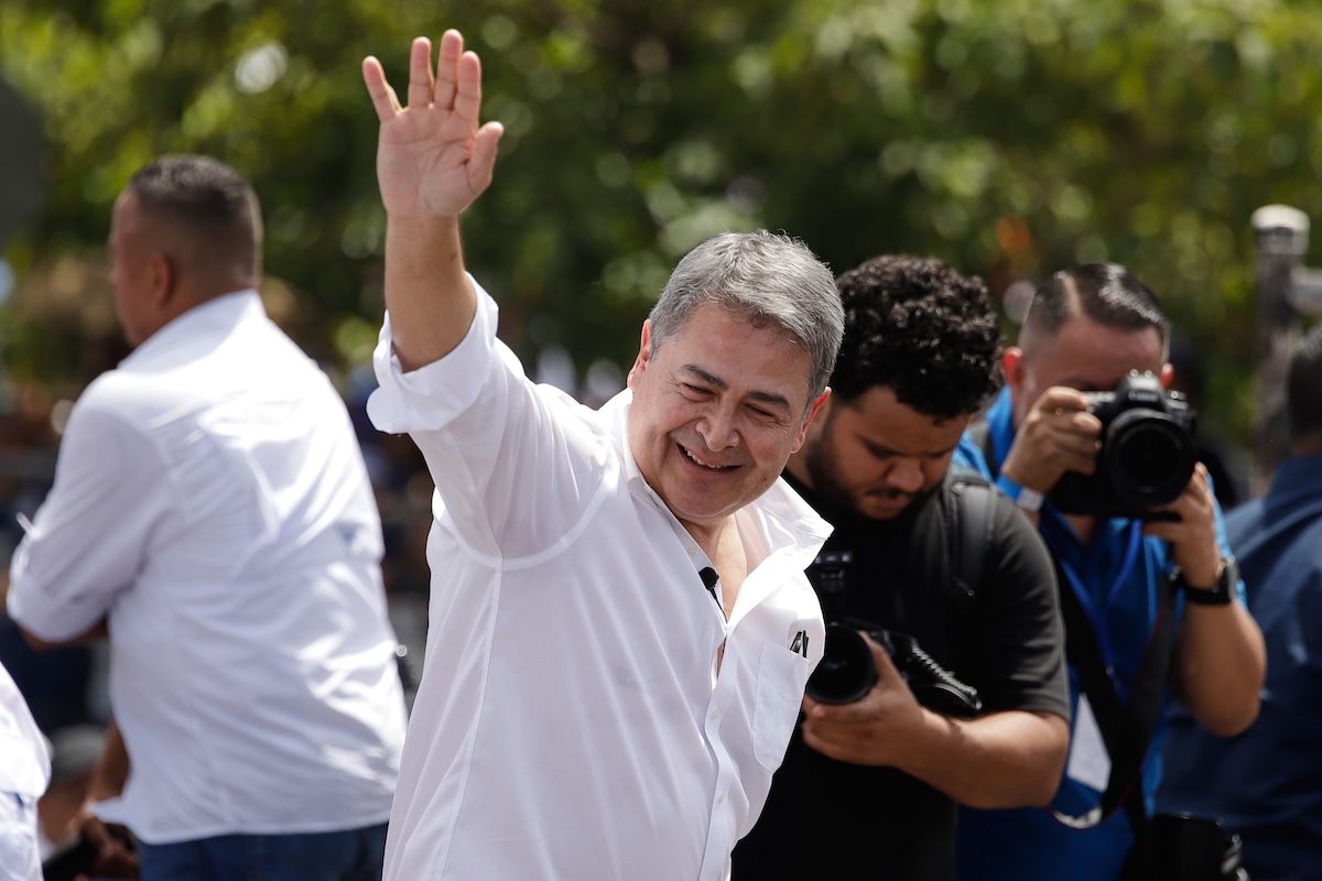 L’ex presidente dell’Honduras Juan Orlando Hernández è rimpatriato dagli Stati Uniti dopo essere stato graziato da Trump