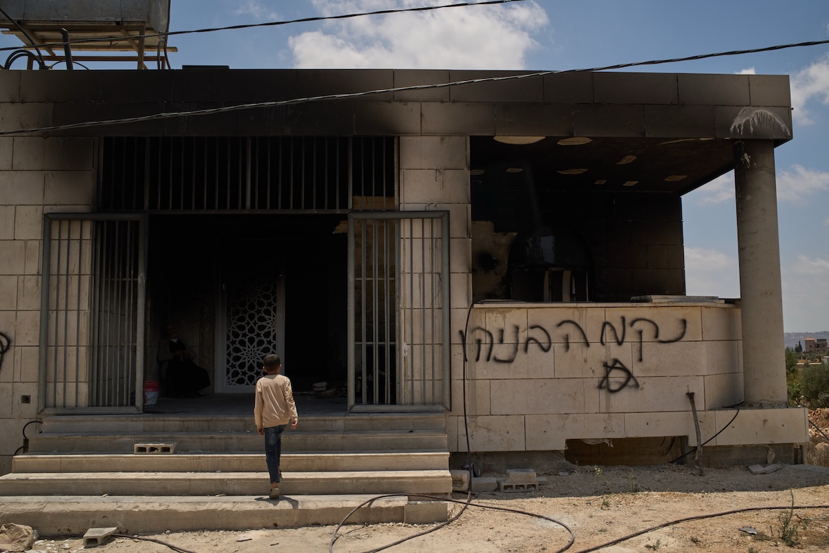 Un gruppo di coloni israeliani ha incendiato due moschee in Cisgiordania