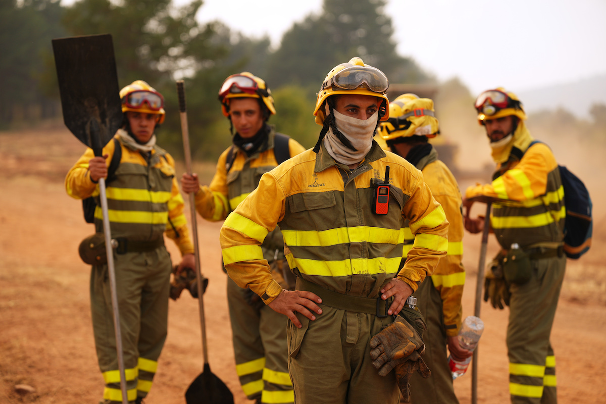 Vigili del fuoco al lavoro contro gli incendi in Spagna, 22 luglio 2026 (AP Photo/Manu Fernandez)
