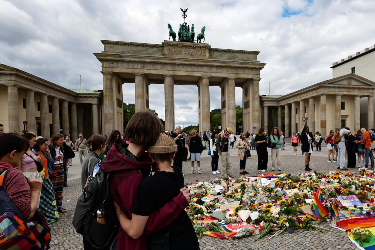Omaggi lasciati davanti alla Porta di Brandeburgo di Berlino, vicino al luogo in cui sabato un uomo ha investito la folla radunata alla manifestazione del Pride (EPA/FILIP SINGER/ANSA)