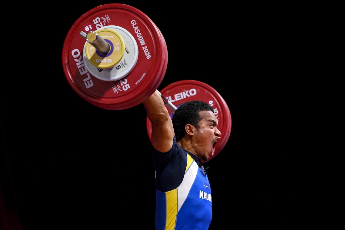 Il sollevatore di pesi Ezekiel Moses, originario di Nauru, una piccola isola del Pacifico, gareggia nella categoria 71 kg durante i Giochi del Commonwealth di Glasgow, in Scozia (Mattia Ozbot/Getty Images)