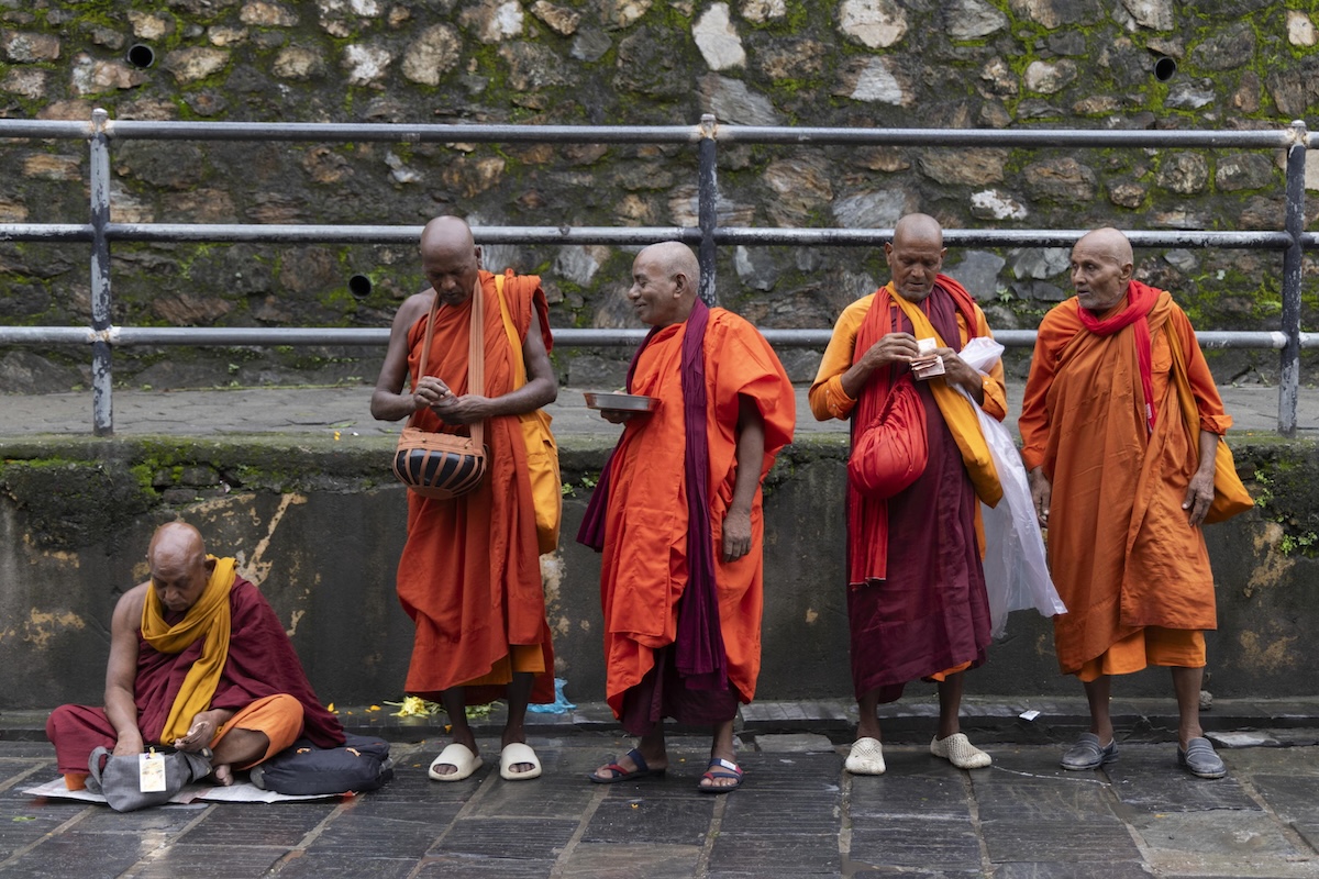 Un gruppo di monaci buddisti al tempio di Pashupatinath, a Katmandu, in Nepal, durante lo Shrawan Brata, periodo di digiuno e devozione dedicato alla divinità Shiva (EPA/NARENDRA SHRESTHA/ANSA)