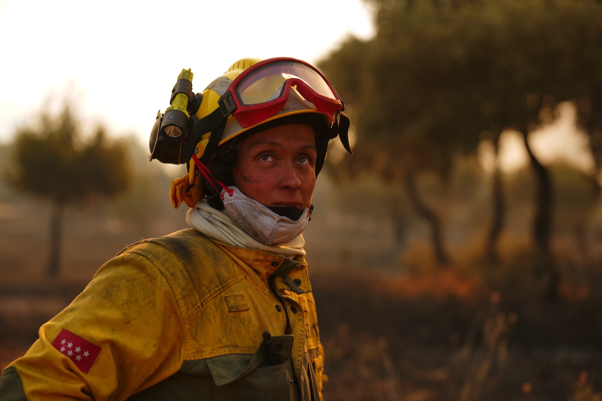 Una vigile del fuoco al lavoro per contenere i devastanti incenti a San Martin de Valdeiglesias, a ovest di Madrid, in Spagna (AP Photo/Manu Fernandez)
