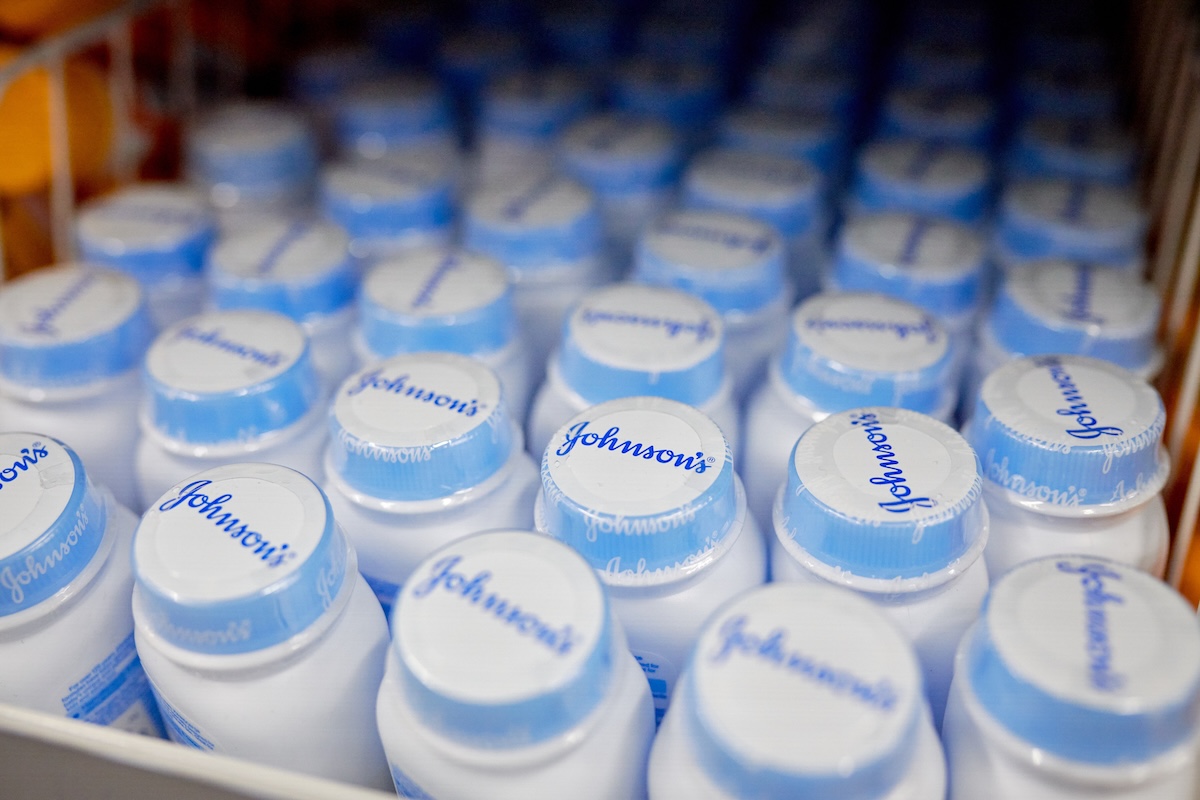 Johnson & Johnson ha accettato di pagare 5,5 miliardi di dollari per risolvere le cause legali in cui è accusata di aver prodotto talco...