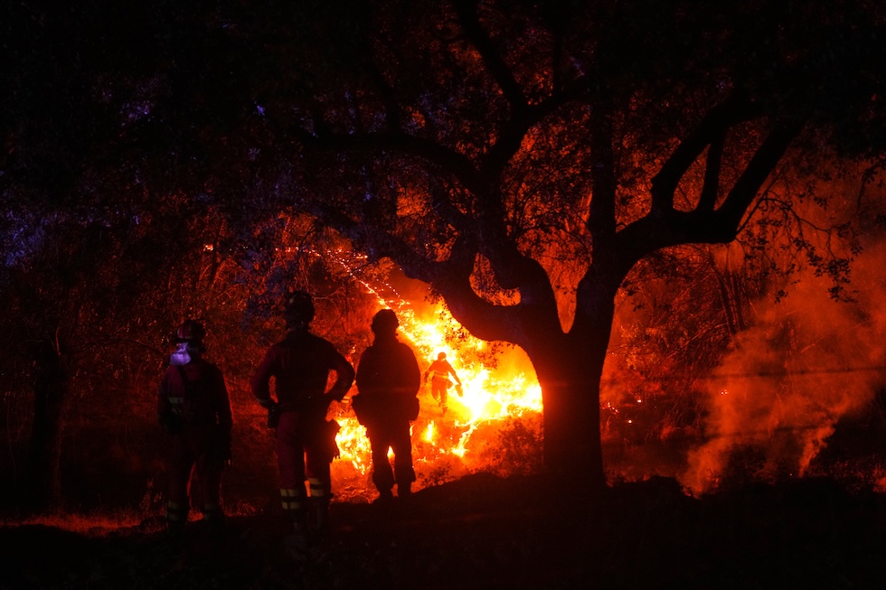 Vigili del fuoco cercano di controllare un incendio boschivo che continua a propagarsi  (AP Photo/Manu Fernandez)
