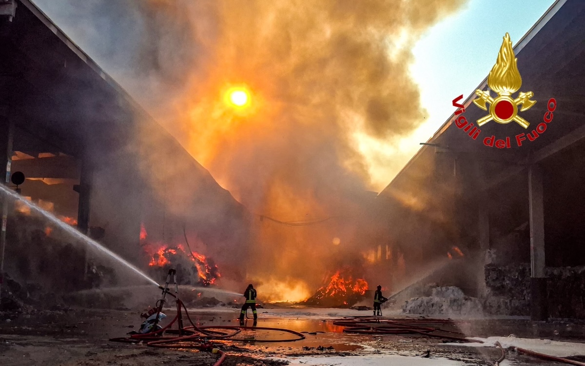 Nella periferia nord di Milano è in corso un incendio in un punto di raccolta dei rifiuti gestito da A2A