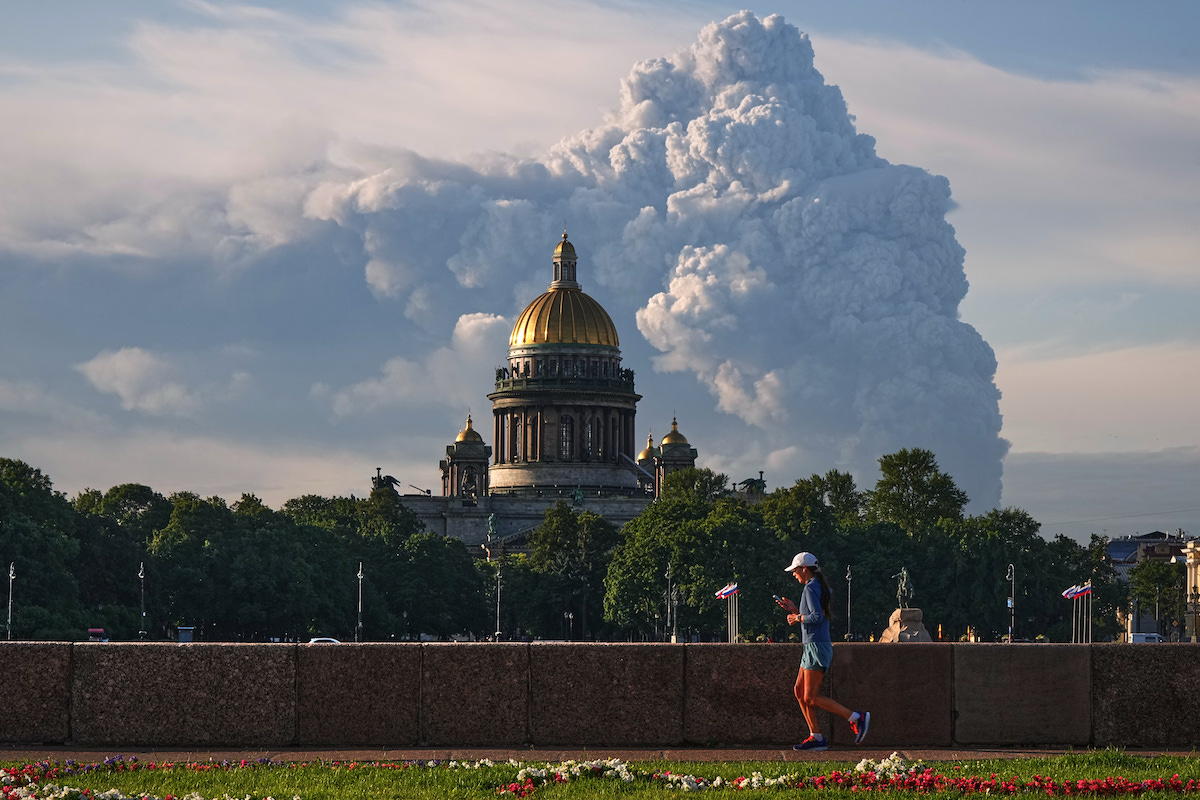 Il fumo dopo un attacco ucraino a San Pietroburgo, in Russia (UGC via AP)