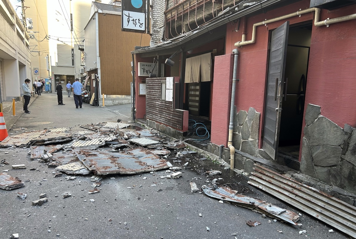 Un edificio danneggiato dal terremoto a Kumamoto, Giappone, 28 luglio 2026 (EPA/JIJI PRESS JAPAN/ANSA)