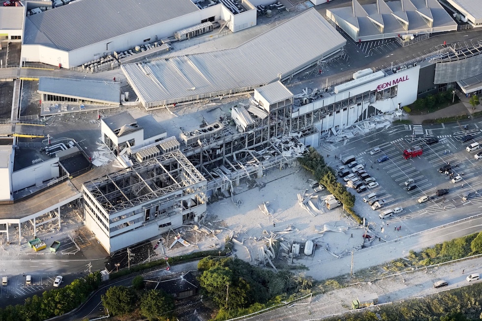 Il centro commerciale Aeon Mall, parzialmente crollato a causa di un terremoto di magnitudo 7.1 che ha colpito la zona di Kumamoto, nella parte sudoccidentale del paese (Kyodo/via REUTERS)
