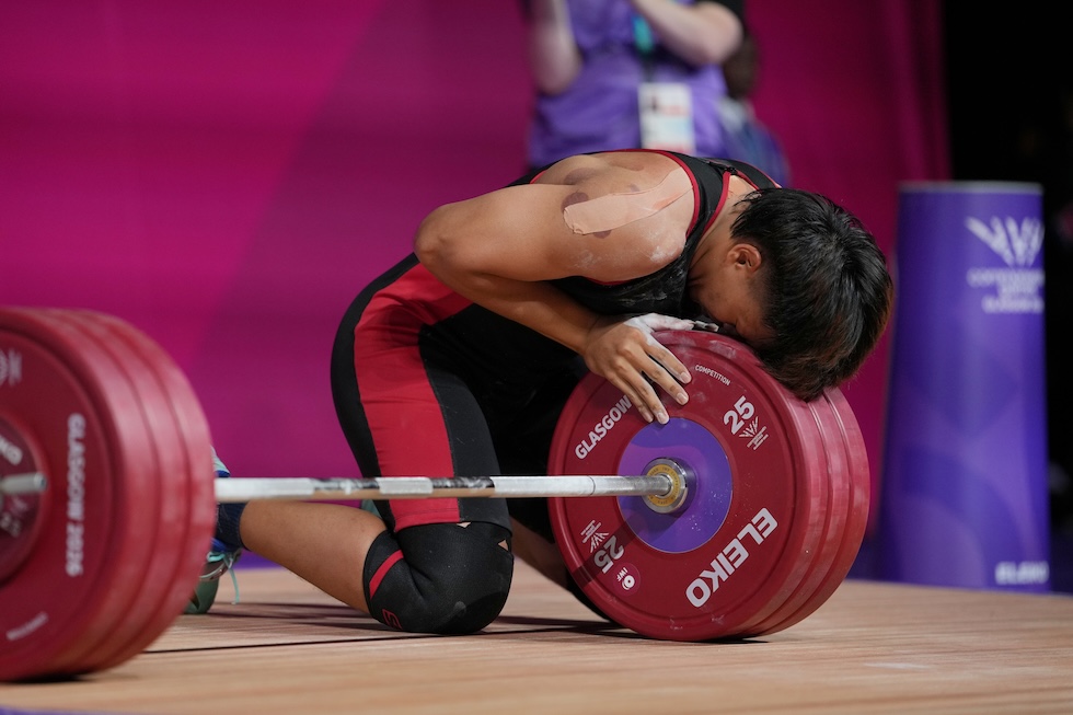 L’atleta malaysiano Muhammad Hafizuddin bin Roslin durante la finale di sollevamento pesi maschile (categoria 88 kg) ai Giochi del Commonwealth, dove ha vinto la medaglia d’oro (AP Photo/Kin Cheung)
