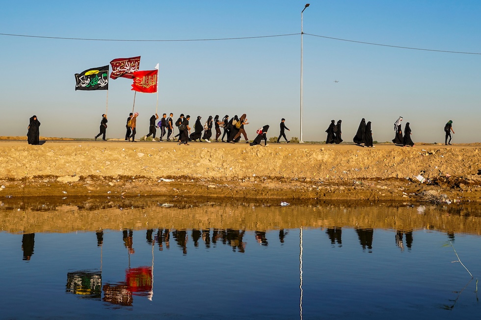 Pellegrini sciiti marciano verso Karbala per l'Arbaeen, una delle più importanti commemorazioni sciite, che segna il 40esimo giorno dall'uccisione dell’imam Husayn ibn Ali (nipote del profeta Maometto) e la fine del periodo di lutto iniziato con l’Ashura (AP Photo/Anmar Khalil)
